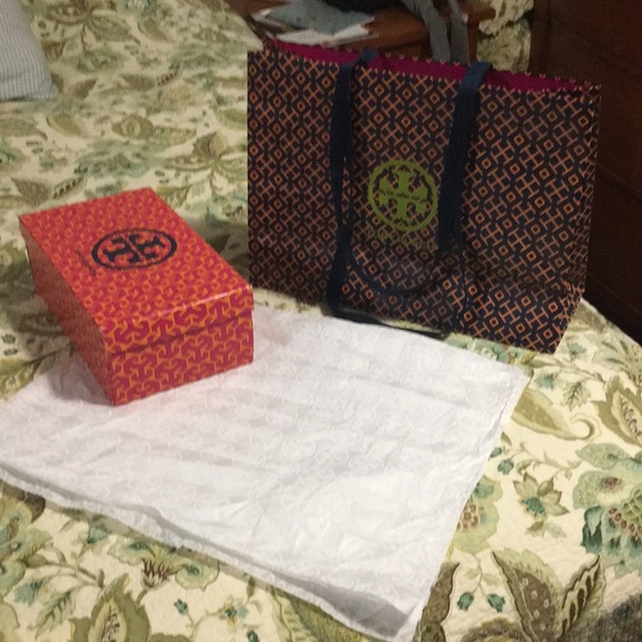 Large Tory Burch Gift Bag, shoe box and 3 sheets of tissue paper. - Picture 1 of 6